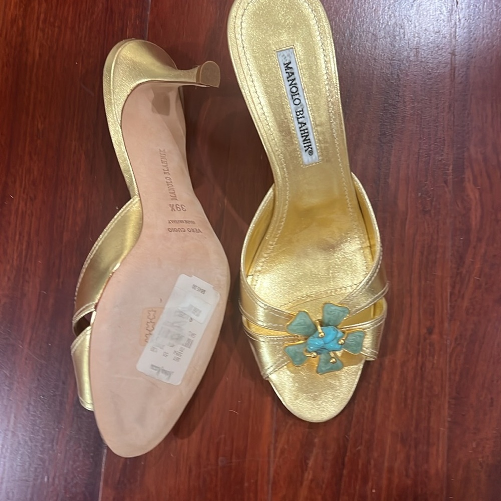 Manolo Blahnik woman shoes gold leather embellished with a turquoise flower. - Picture 2 of 2